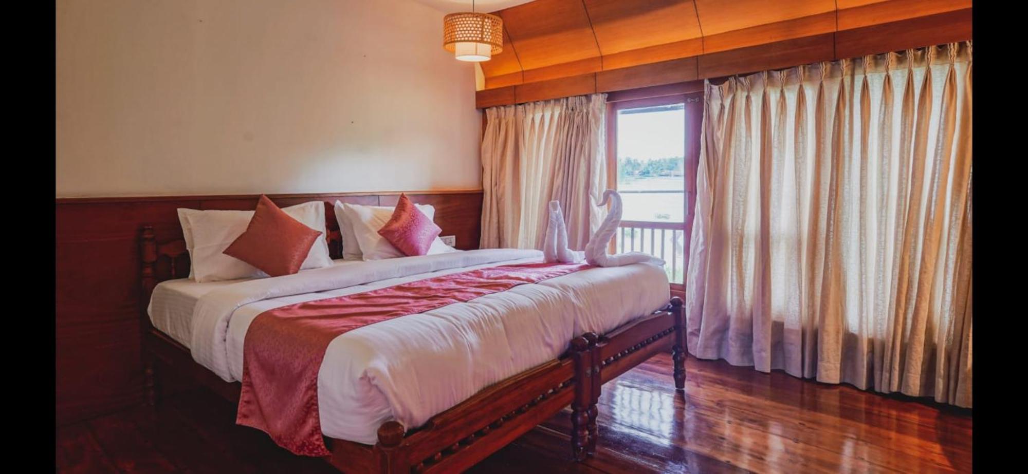 Victoria Houseboats Hotell Alappuzha Exteriör bild
